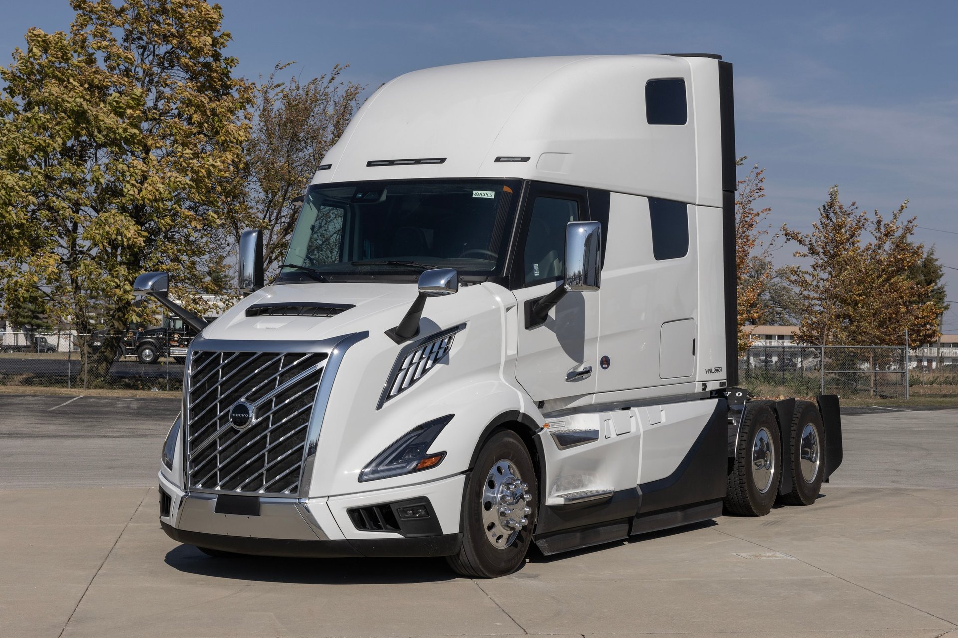 Volvo VNL 860 Long Haul Sleeper Semi Truck 2025 model at dealership